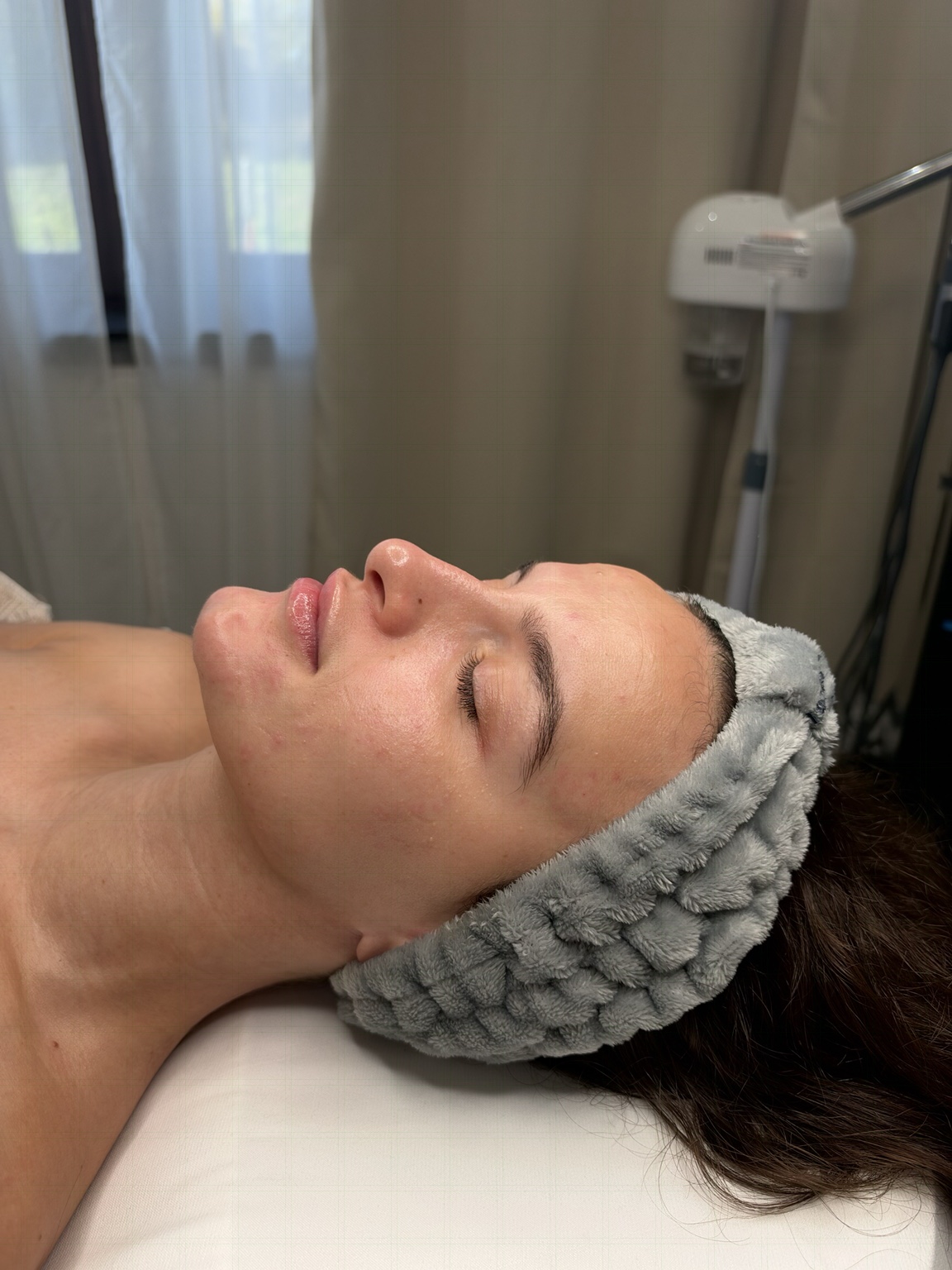 Cliente installée pour un soin visage chez INFI
